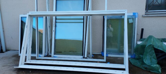 Particulier vend portes et fenêtres aluminium blanches double vitrage cause abandon de chantier